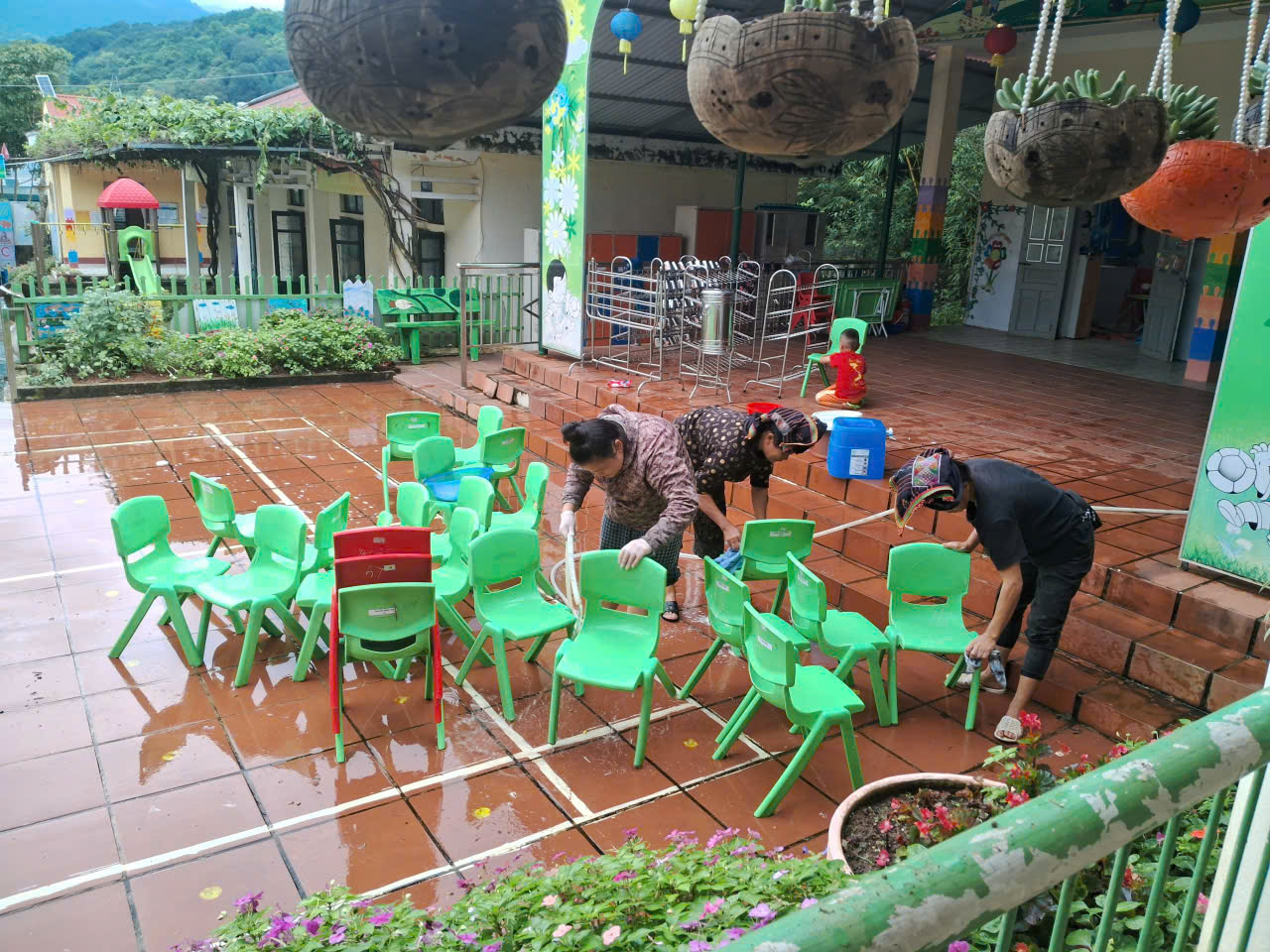 Ảnh phụ rửa đồ dùng học sinh