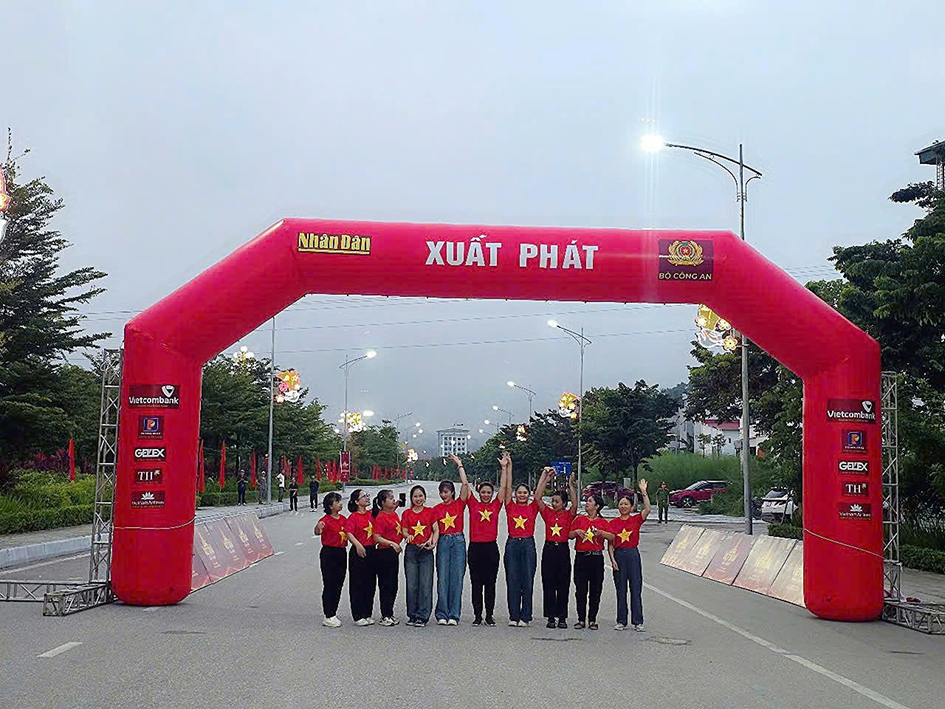 CÁN BỘ, GIÁO VIÊN TRƯỜNG MẦM NON XÃ NÀ NHẠN TÍCH CỰC THAM GIA CHƯƠNG TRÌNH ĐI BỘ "CÙNG VIỆT NAM TIẾN BƯỚC"